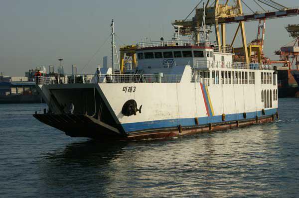 SM207 :کشتی رو رو - مسافربری سال ساخت 2011 در کره ، ظرفیت مسافر 270 نفر و 2100 تن و 44 خودرو ، سرعت 13 نات